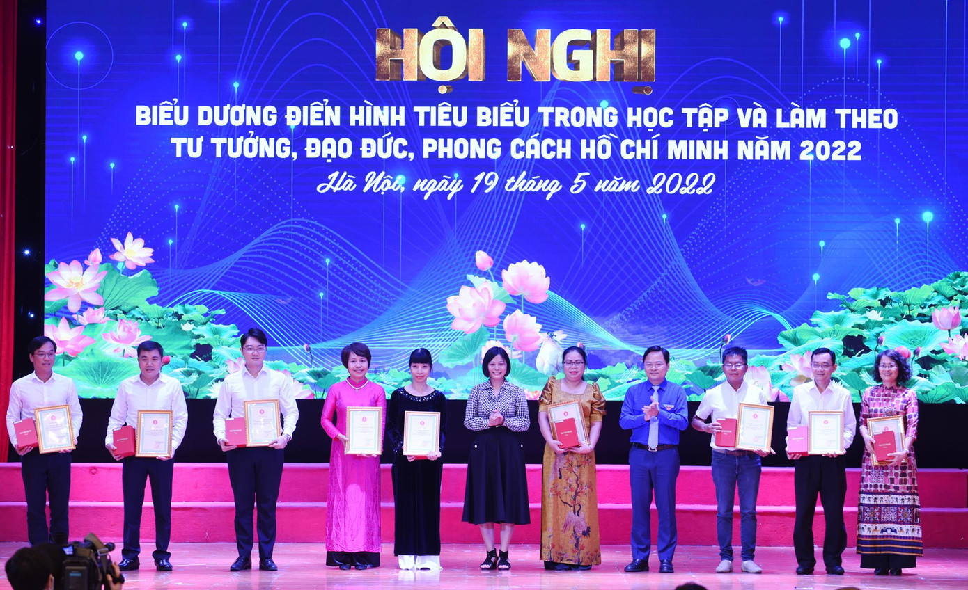 Bà Phạm Thị Vui - Phó Trưởng ban Tuyên giáo Đảng ủy Khối các cơ quan Trung ương và anh Nguyễn Anh Tuấn - Bí thư thứ nhất T.Ư Đoàn, Bí thư Đảng ủy T.Ư Đoàn trao khen thưởng các gương điển hình. Ảnh: Như Ý Bà Phạm Thị Vui - Phó Trưởng ban Tuyên giáo Đảng ủy Khối các cơ quan Trung ương và anh Nguyễn Anh Tuấn - Bí thư thứ nhất T.Ư Đoàn, Bí thư Đảng ủy T.Ư Đoàn trao khen thưởng các gương điển hình. Ảnh: Như Ý