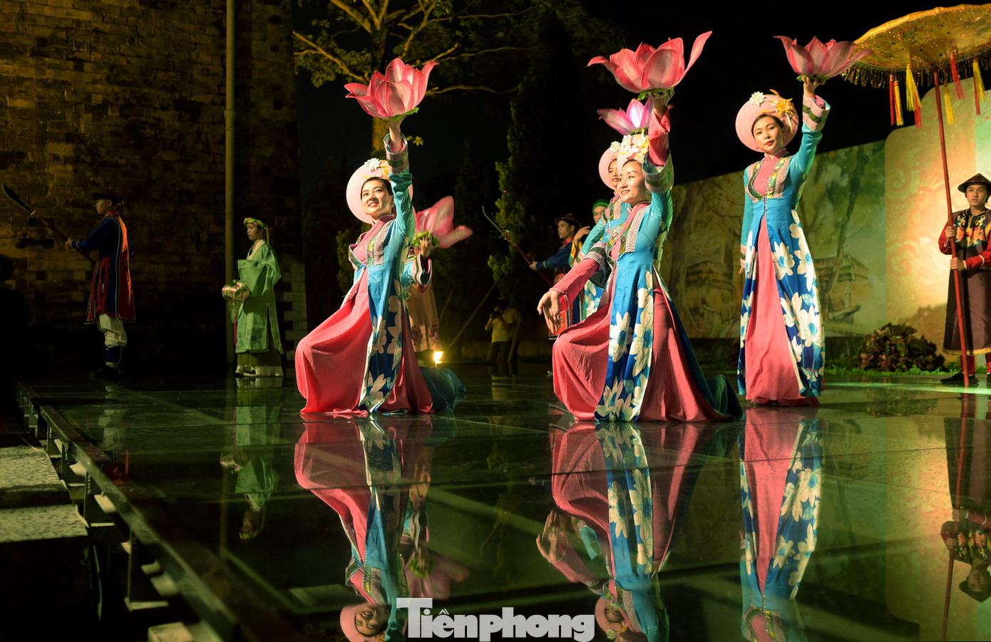 Tiết mục nghệ thuật trên mặt kính hố khai quật Tiết mục nghệ thuật trên mặt kính hố khai quật