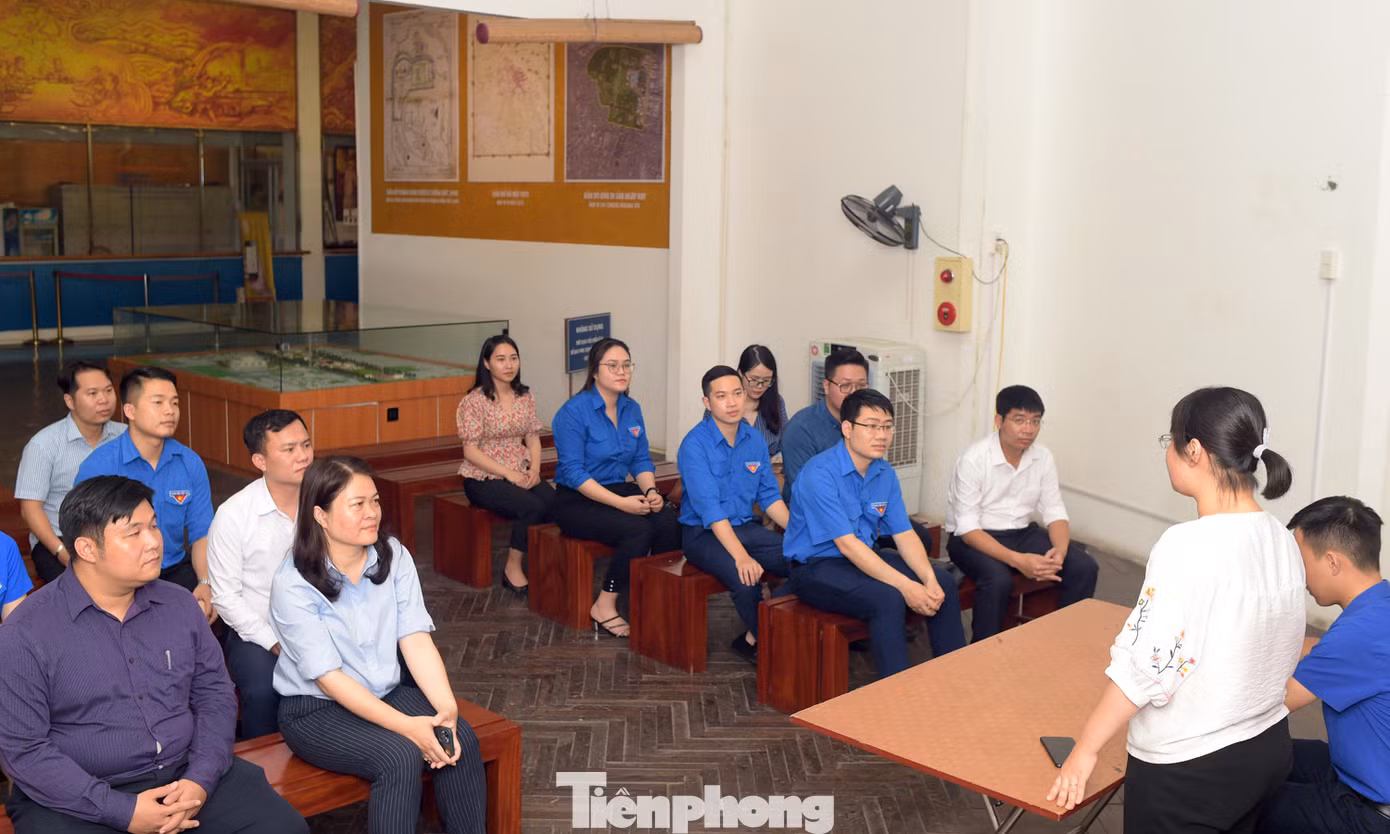 Buổi sinh hoạt chuyên đề diễn ra tại Khu di tích quốc gia đặc biệt Hoàng thành Thăng Long. Ảnh: Xuân Tùng