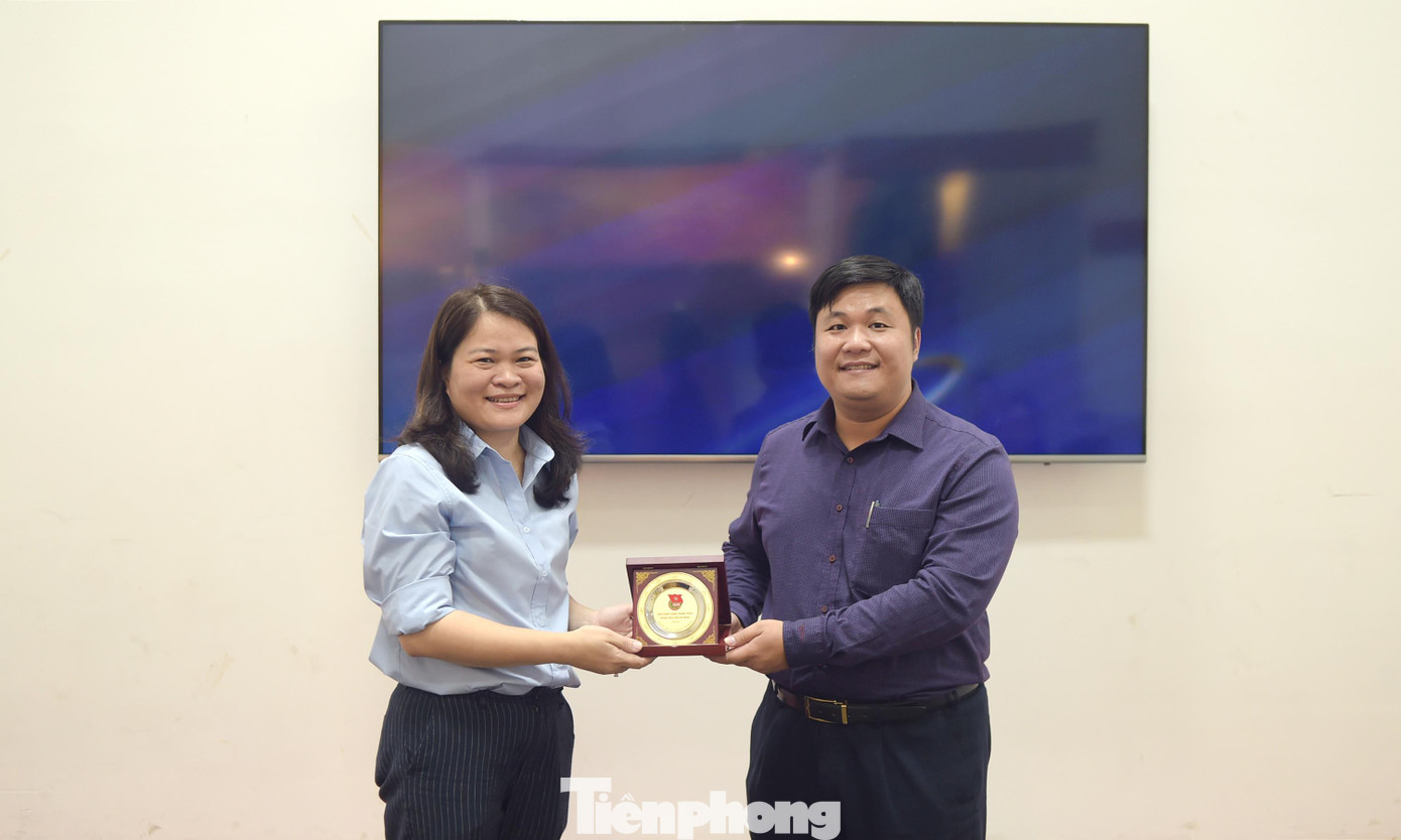 Anh Nguyễn Thái An tặng quà lưu niệm chị Nguyễn Hồng Chi, Phó Giám đốc Trung tâm Bảo tồn Di sản Thăng Long - Hà Nội. Anh Nguyễn Thái An tặng quà lưu niệm chị Nguyễn Hồng Chi, Phó Giám đốc Trung tâm Bảo tồn Di sản Thăng Long - Hà Nội.