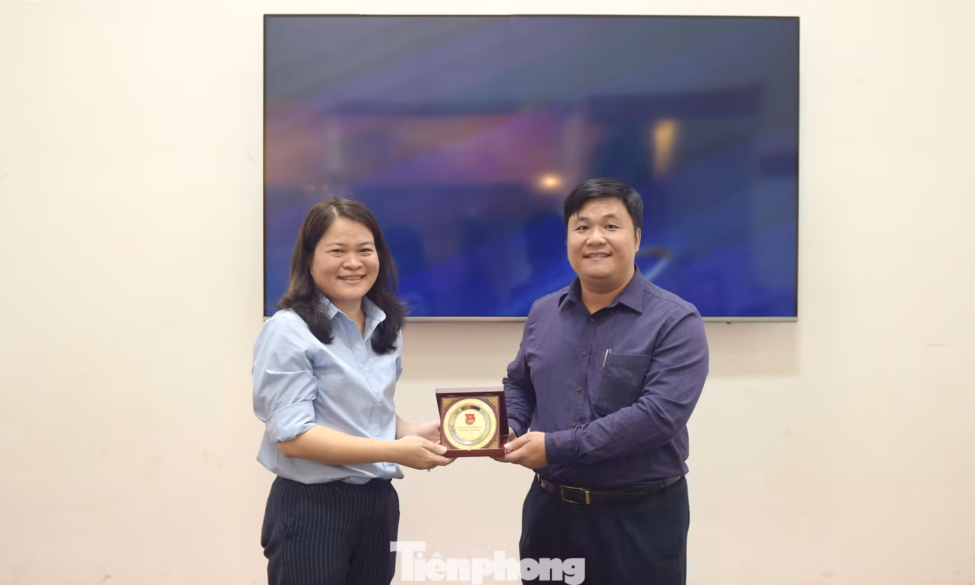 Anh Nguyễn Thái An tặng quà lưu niệm chị Nguyễn Hồng Chi, Phó Giám đốc Trung tâm Bảo tồn Di sản Thăng Long - Hà Nội.