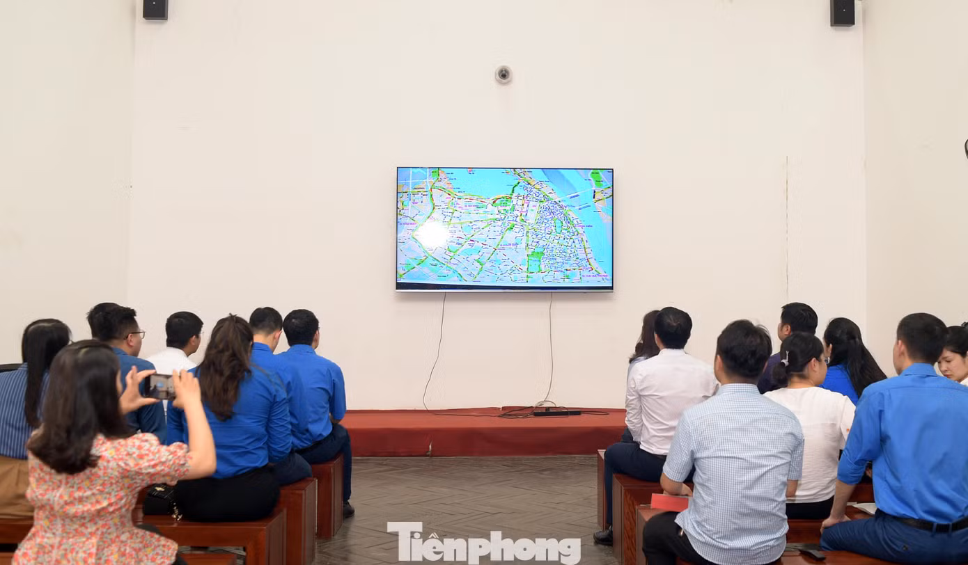 Các thành viên nghe giới thiệu thông tin về Khu di tích quốc gia đặc biệt Hoàng thành Thăng Long.