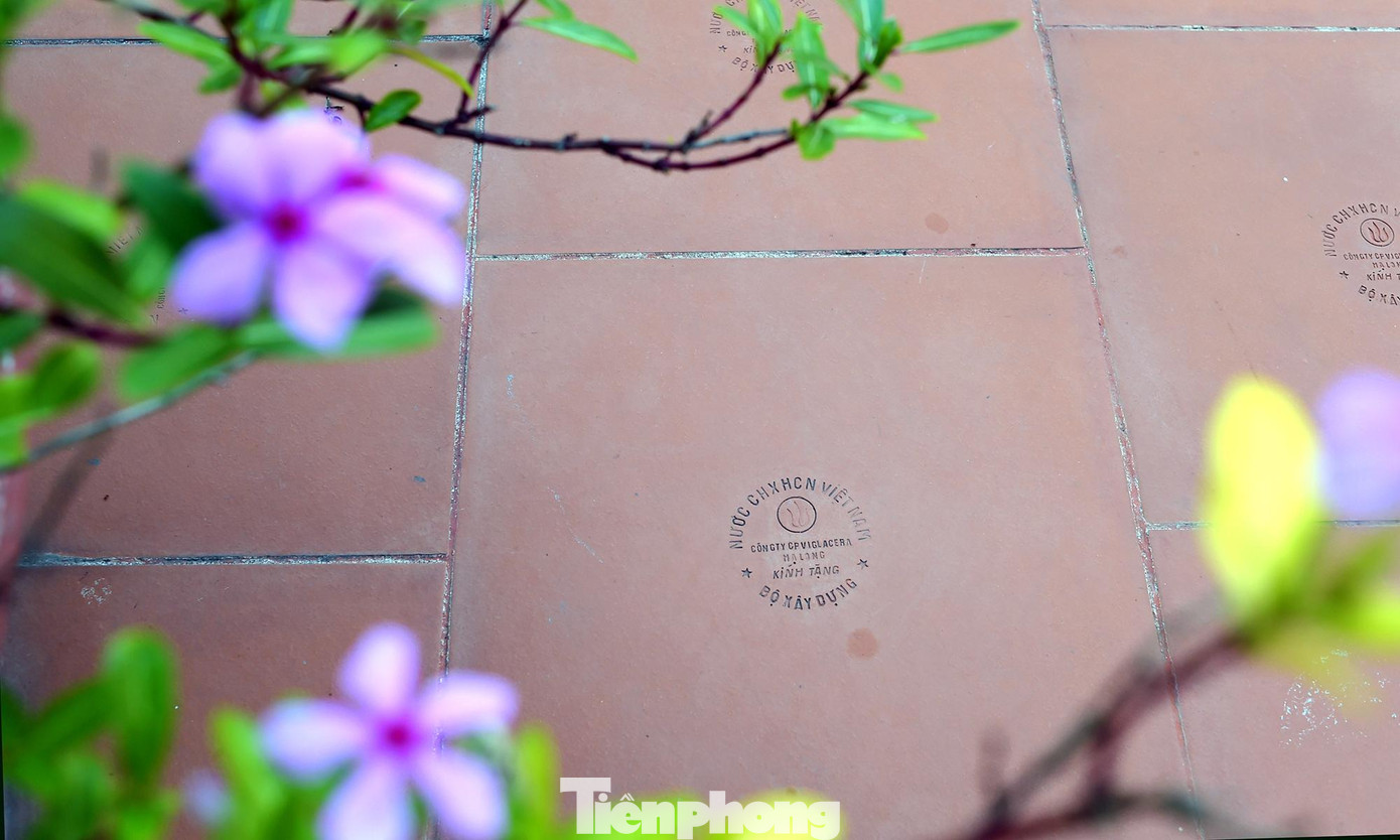 Mỗi viên gạch xây chùa đều có dòng chữ "Nước CHXHCN Việt Nam". Mỗi viên gạch xây chùa đều có dòng chữ "Nước CHXHCN Việt Nam".