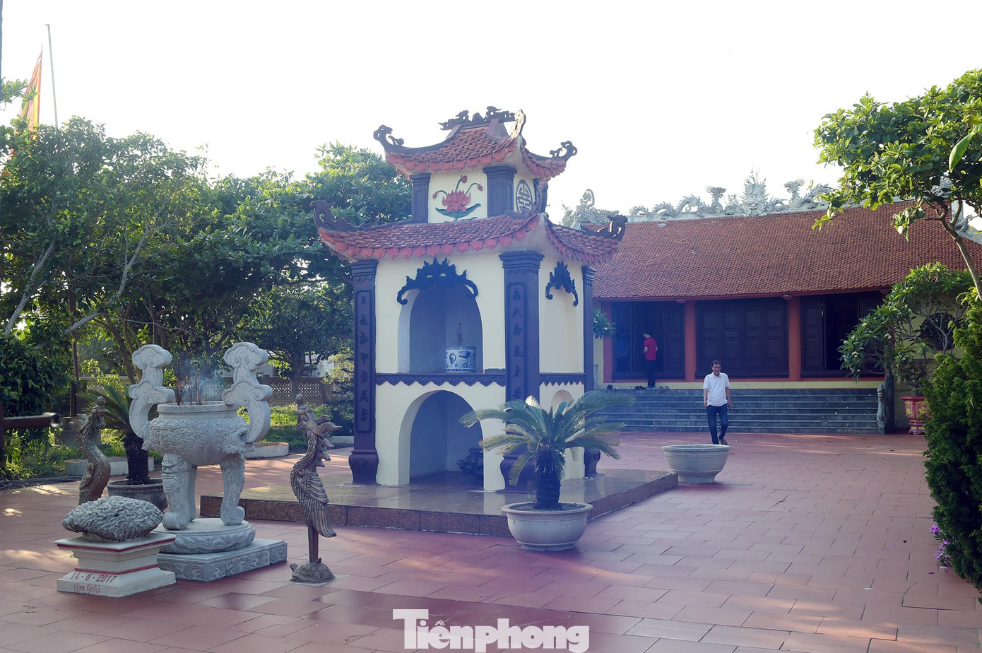 Cùng với chùa Bạch Long, địa điểm tâm linh ở huyện đảo Bạch Long Vĩ còn có đền thờ Đức Thánh Trần Hưng Đạo, Lầu thờ Phật đã tạo thành quần thể di tích văn hóa của đảo. Ngôi đền thờ Đức Thánh Trần Hưng Đạo nằm sát âu tàu trên đảo. Cùng với chùa Bạch Long, địa điểm tâm linh ở huyện đảo Bạch Long Vĩ còn có đền thờ Đức Thánh Trần Hưng Đạo, Lầu thờ Phật đã tạo thành quần thể di tích văn hóa của đảo. Ngôi đền thờ Đức Thánh Trần Hưng Đạo nằm sát âu tàu trên đảo.