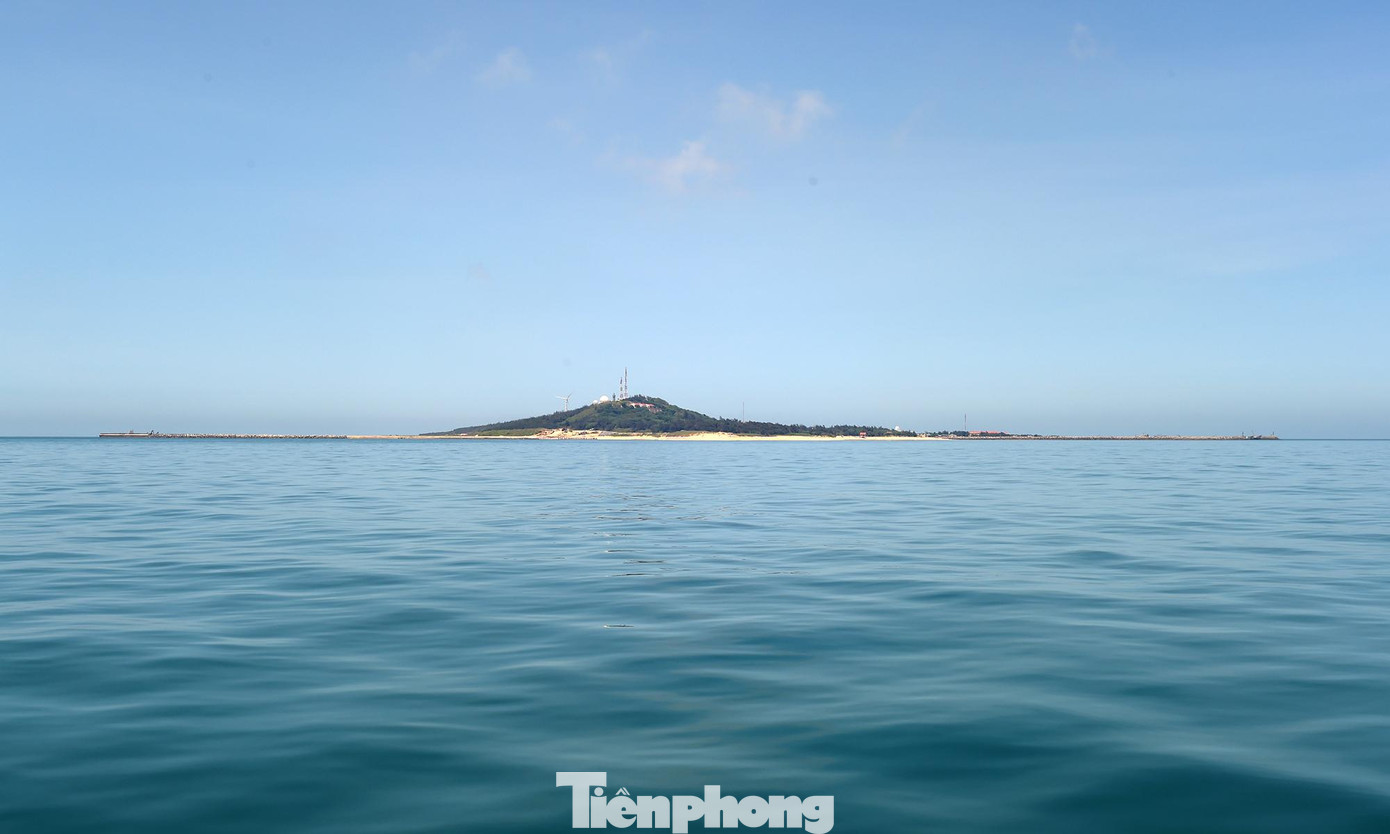 Đảo Bạch Long Vĩ (thuộc Thành phố Hải Phòng) có vị trí chiến lược và tầm quan trọng đặc biệt về quốc phòng - an ninh, bảo vệ chủ quyền biển đảo và phát triển kinh tế biển. Đảo cách đất liền hơn 6 giờ đi tàu. Đảo Bạch Long Vĩ (thuộc Thành phố Hải Phòng) có vị trí chiến lược và tầm quan trọng đặc biệt về quốc phòng - an ninh, bảo vệ chủ quyền biển đảo và phát triển kinh tế biển. Đảo cách đất liền hơn 6 giờ đi tàu.