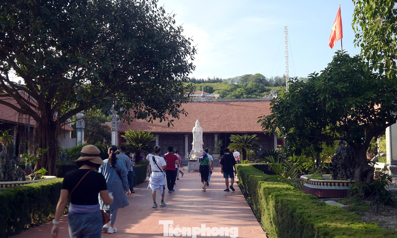 Chùa được thiết kế với diện tích 300m2 trên khuôn viên 1.000m2. Cùng với khung cảnh trên đảo, không gian chùa rợp bóng cây xanh. Chùa được thiết kế với diện tích 300m2 trên khuôn viên 1.000m2. Cùng với khung cảnh trên đảo, không gian chùa rợp bóng cây xanh.