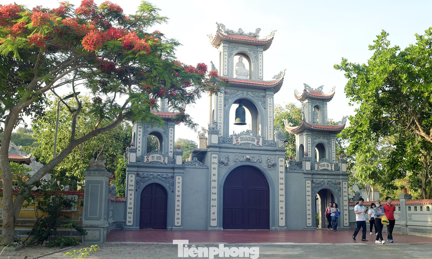 Tọa lạc ở gần trung tâm đảo là chùa Bạch Long (Bạch Long Tự). Chùa được khởi công xây dựng năm 2008 thể theo nguyện vọng của nhân dân, thể hiện chính sách tôn giáo rộng mở của Đảng và Nhà nước Việt Nam. Chùa được khánh thành năm 2009. Tọa lạc ở gần trung tâm đảo là chùa Bạch Long (Bạch Long Tự). Chùa được khởi công xây dựng năm 2008 thể theo nguyện vọng của nhân dân, thể hiện chính sách tôn giáo rộng mở của Đảng và Nhà nước Việt Nam. Chùa được khánh thành năm 2009.