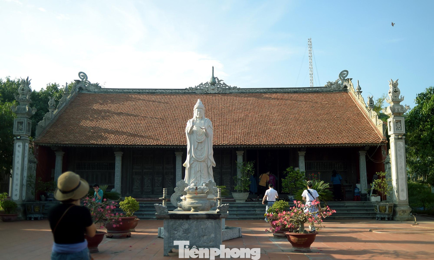 Du khách có dịp lên đảo Bạch Long Vĩ đều đến chùa dâng hương chiêm bái và vãn cảnh, ghi lại những dấu mốc chủ quyền. Du khách có dịp lên đảo Bạch Long Vĩ đều đến chùa dâng hương chiêm bái và vãn cảnh, ghi lại những dấu mốc chủ quyền.