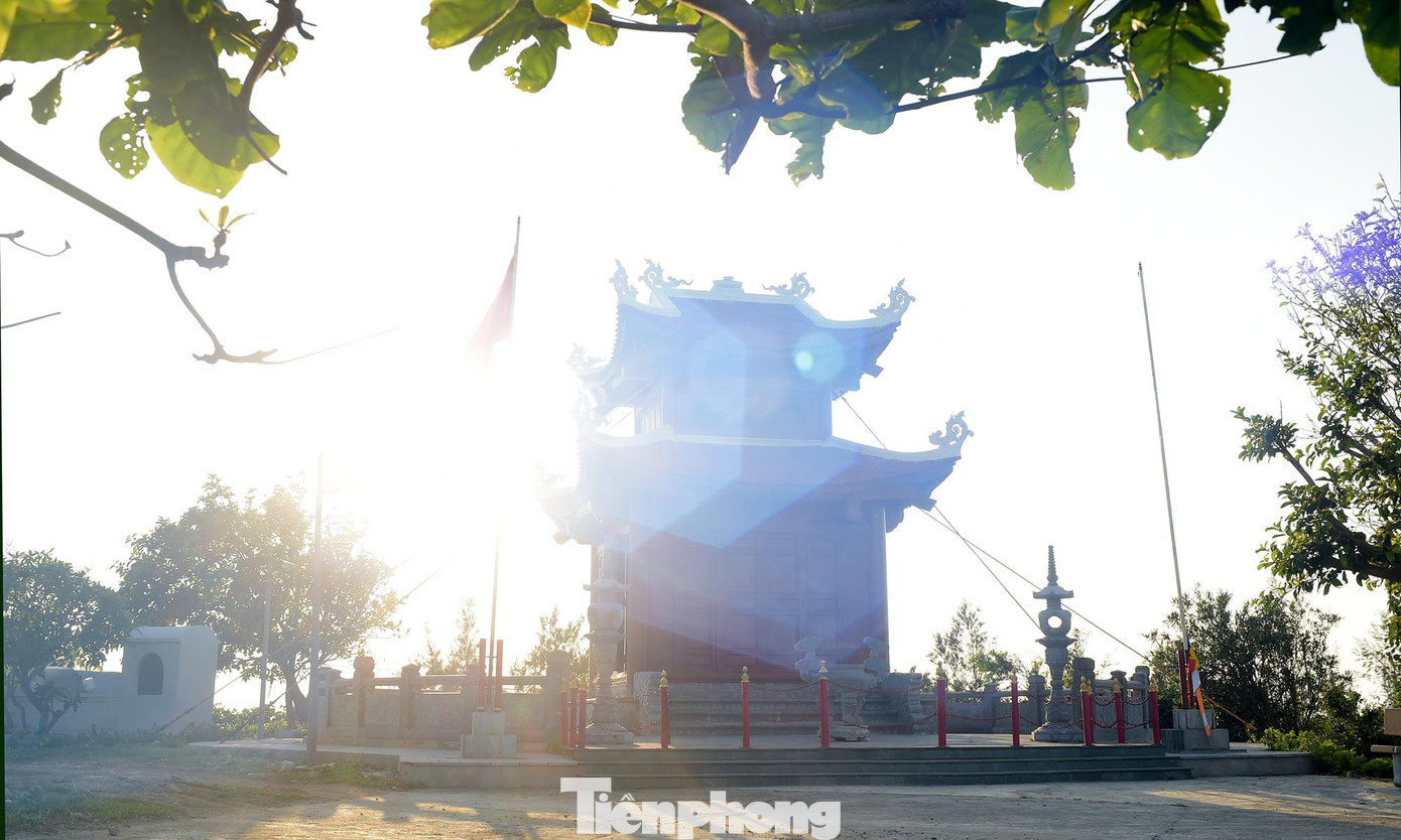 Lầu Phật tọa lạc trên đỉnh Bạch Long, thờ Đức Phật Thích Ca Mâu Ni. Lầu Phật được khởi công xây dựng năm 2012 từ nguồn kinh phí cung tiến của các nhà hảo tâm. Lầu Phật được làm bằng hoàn toàn gỗ lim, cao hơn 7m. Lầu Phật tọa lạc trên đỉnh Bạch Long, thờ Đức Phật Thích Ca Mâu Ni. Lầu Phật được khởi công xây dựng năm 2012 từ nguồn kinh phí cung tiến của các nhà hảo tâm. Lầu Phật được làm bằng hoàn toàn gỗ lim, cao hơn 7m.