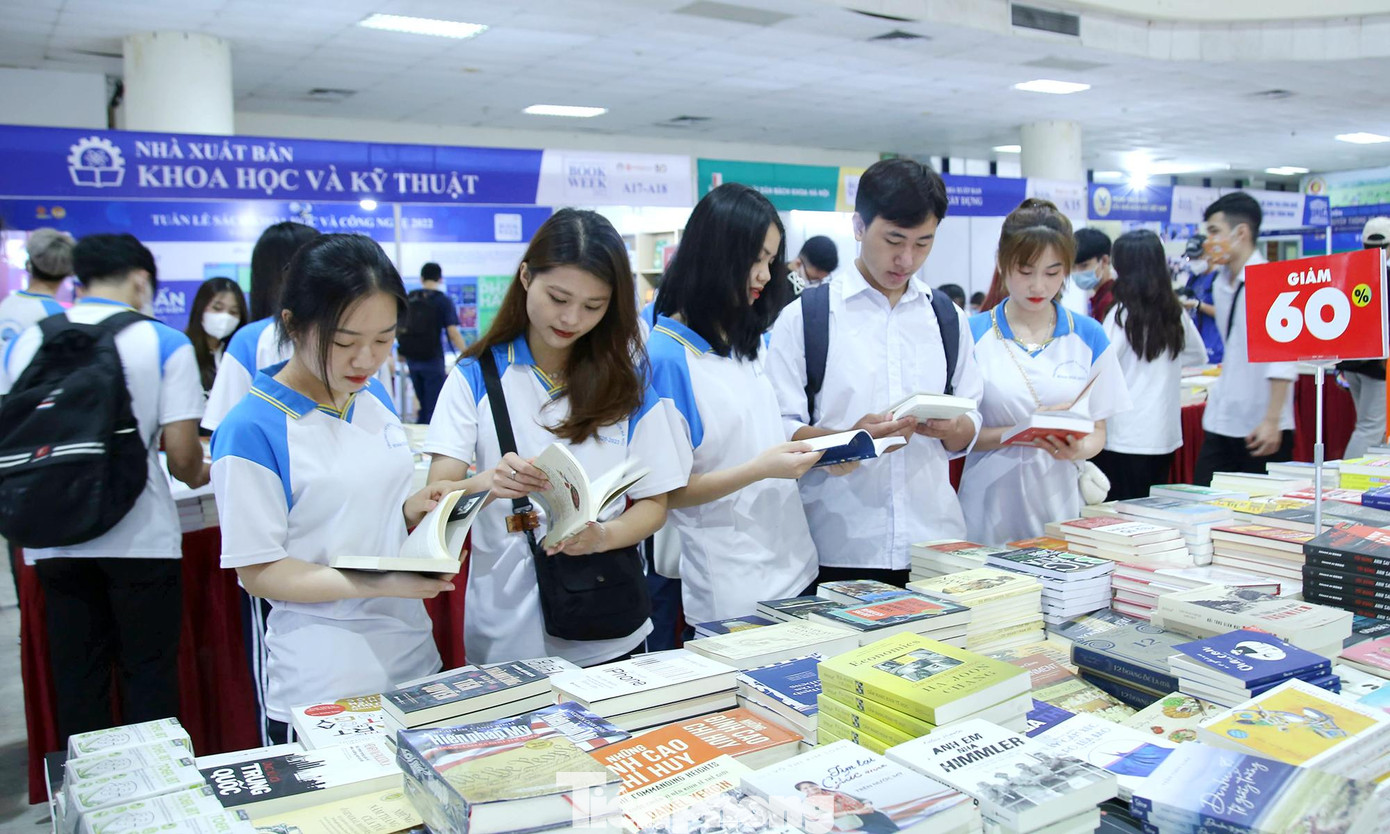 Các bạn trẻ tham quan, đọc sách tại chương trình. Ảnh: Lâm Đăng Hải Các bạn trẻ tham quan, đọc sách tại chương trình. Ảnh: Lâm Đăng Hải