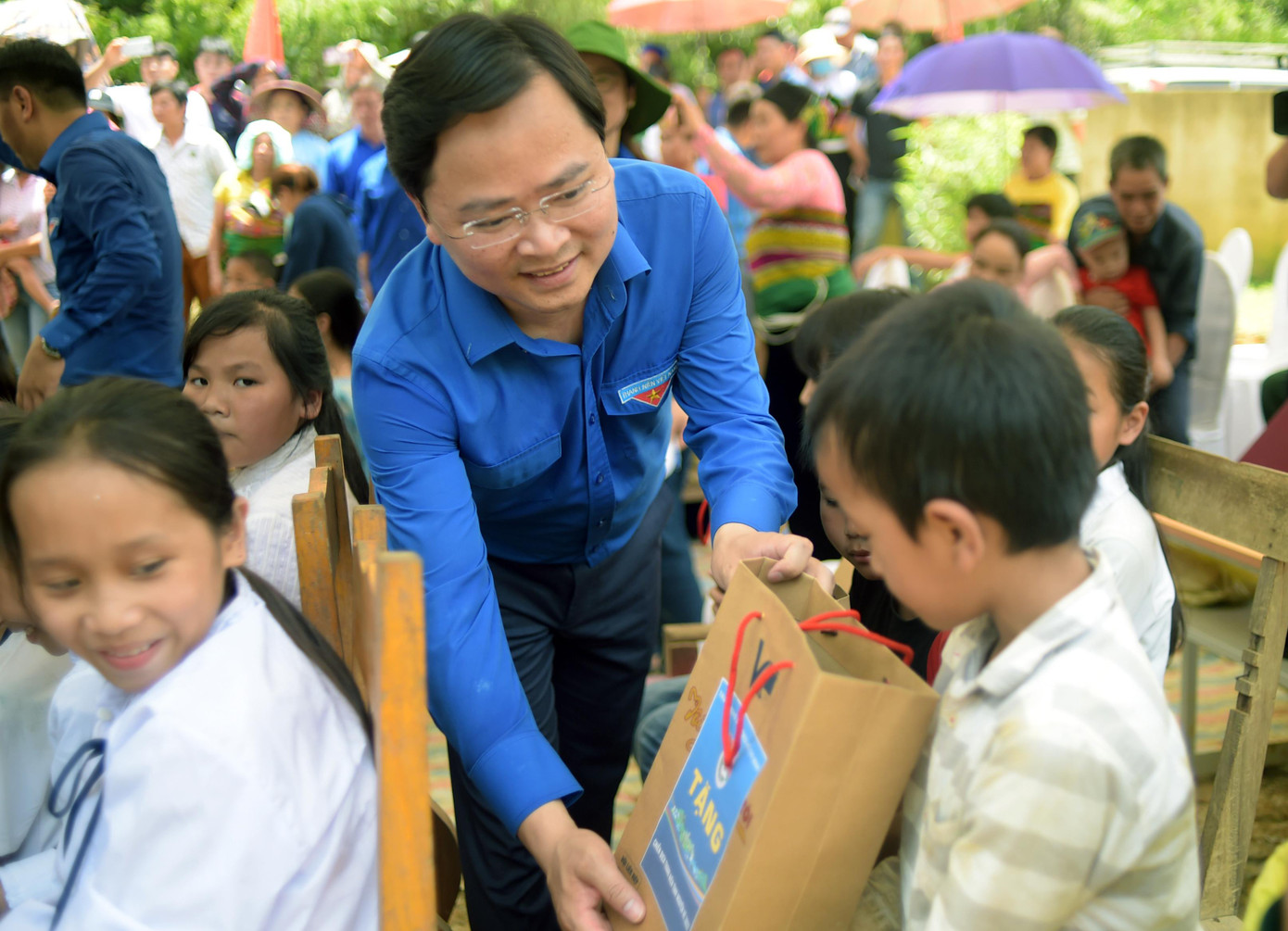 Anh Nguyễn Anh Tuấn tặng quà các em nhỏ