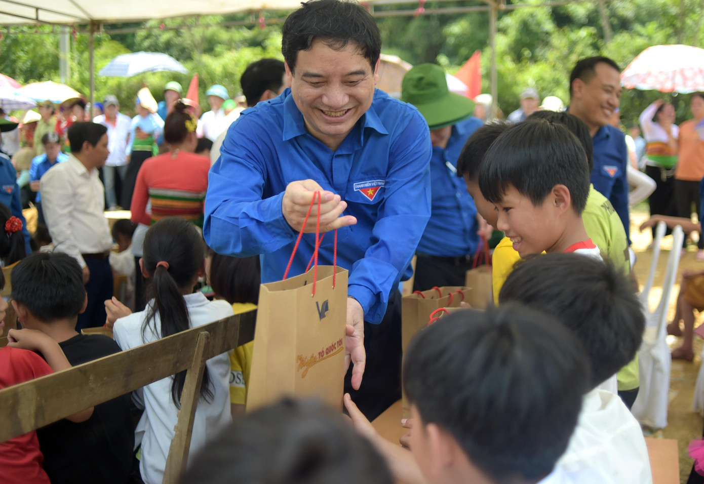 Ông Nguyễn Đắc Vinh tặng quà đến các em nhỏ tại chương trình