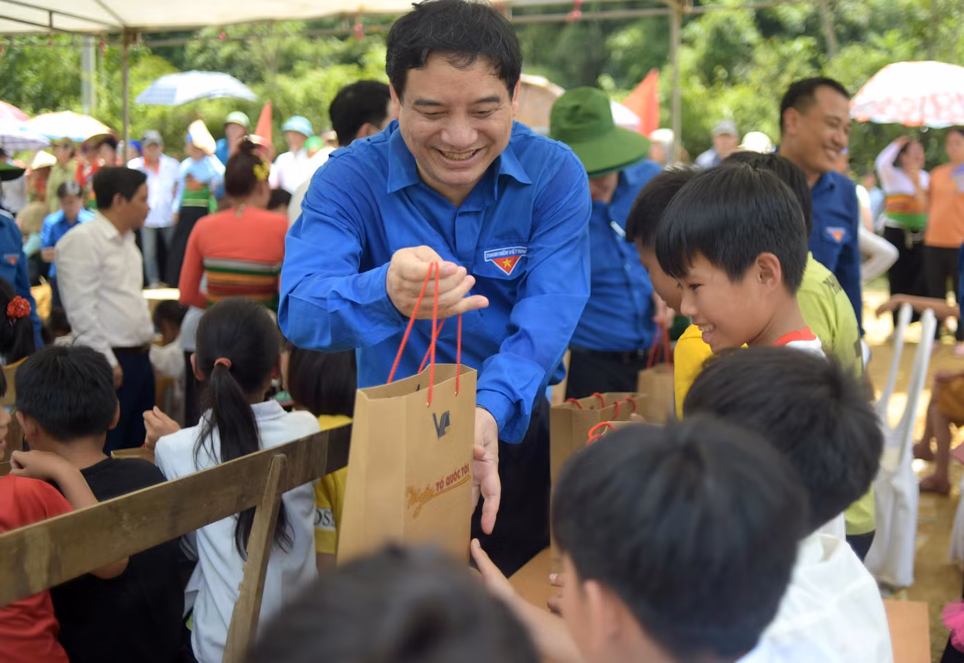 Ông Nguyễn Đắc Vinh tặng quà đến các em nhỏ tại chương trình Ông Nguyễn Đắc Vinh tặng quà đến các em nhỏ tại chương trình