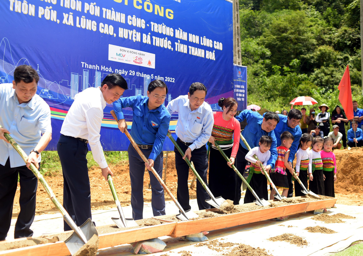 Các đại biểu khởi công điểm trường thôn Pốn Thành Công