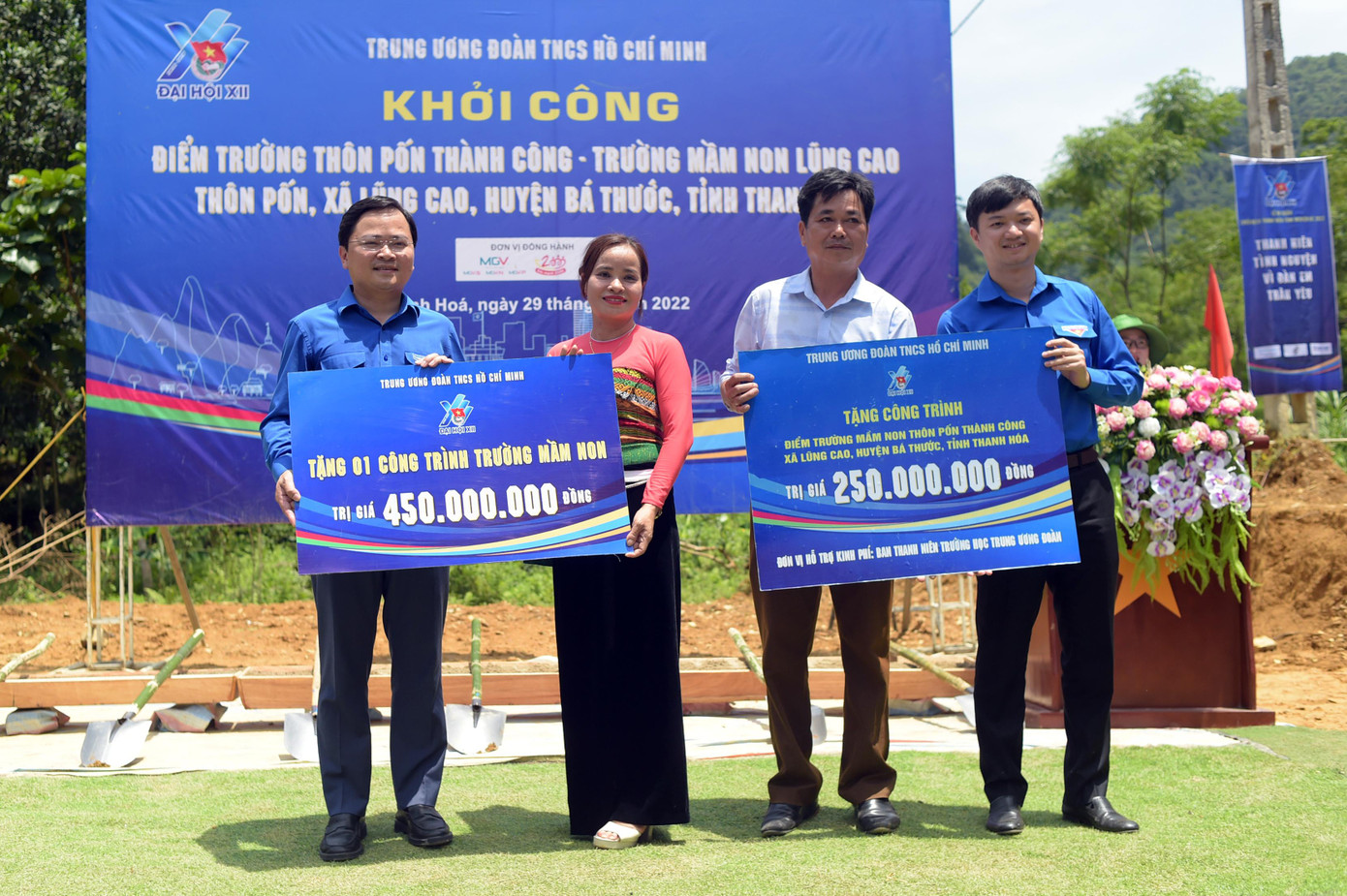 Anh Nguyễn Anh Tuấn và anh Nguyễn Minh Triết trao biển tặng công trình.