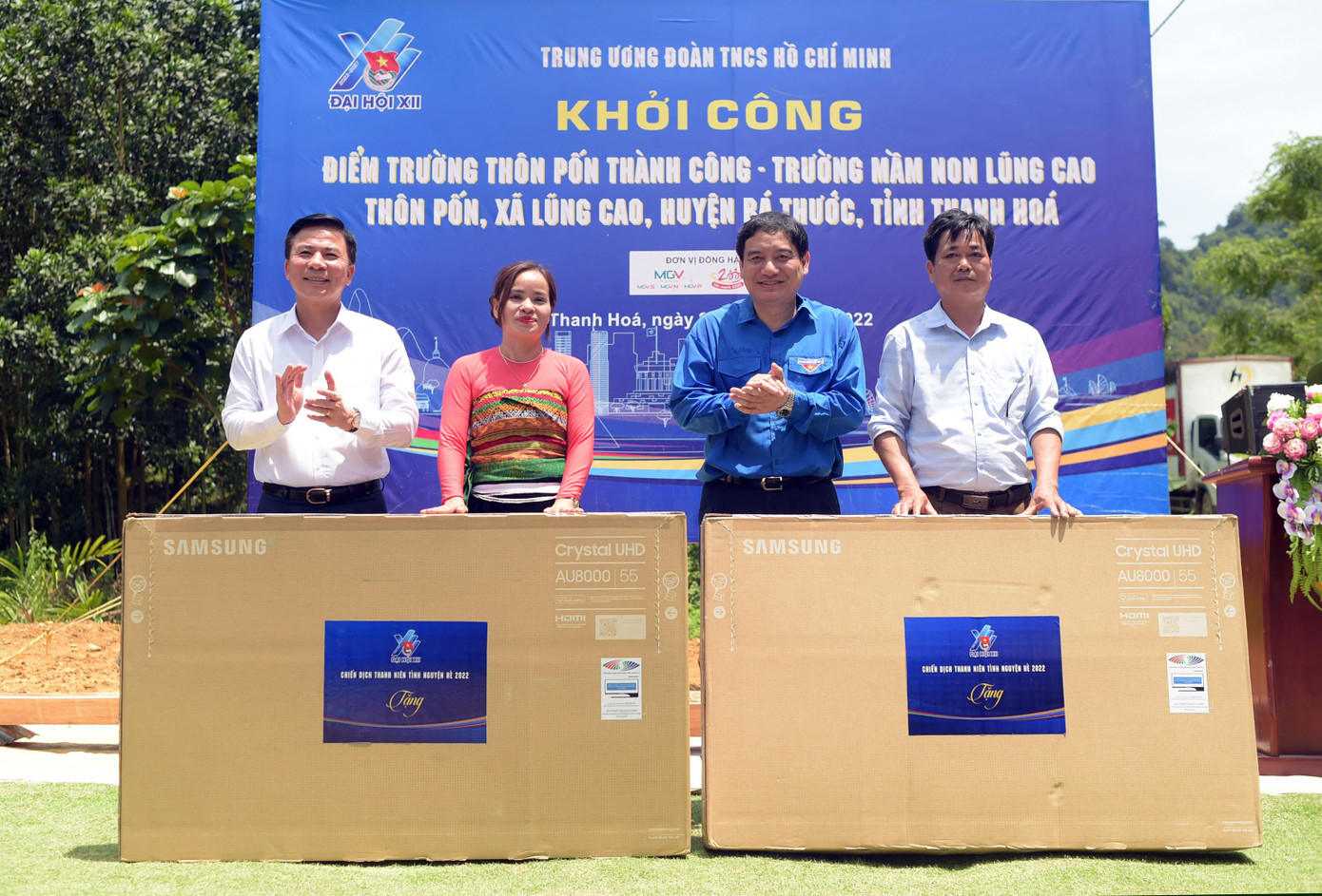 Ông Nguyễn Đắc Vinh và ông Đỗ Trọng Hưng tặng tivi cho trường Mầm non Lũng Cao