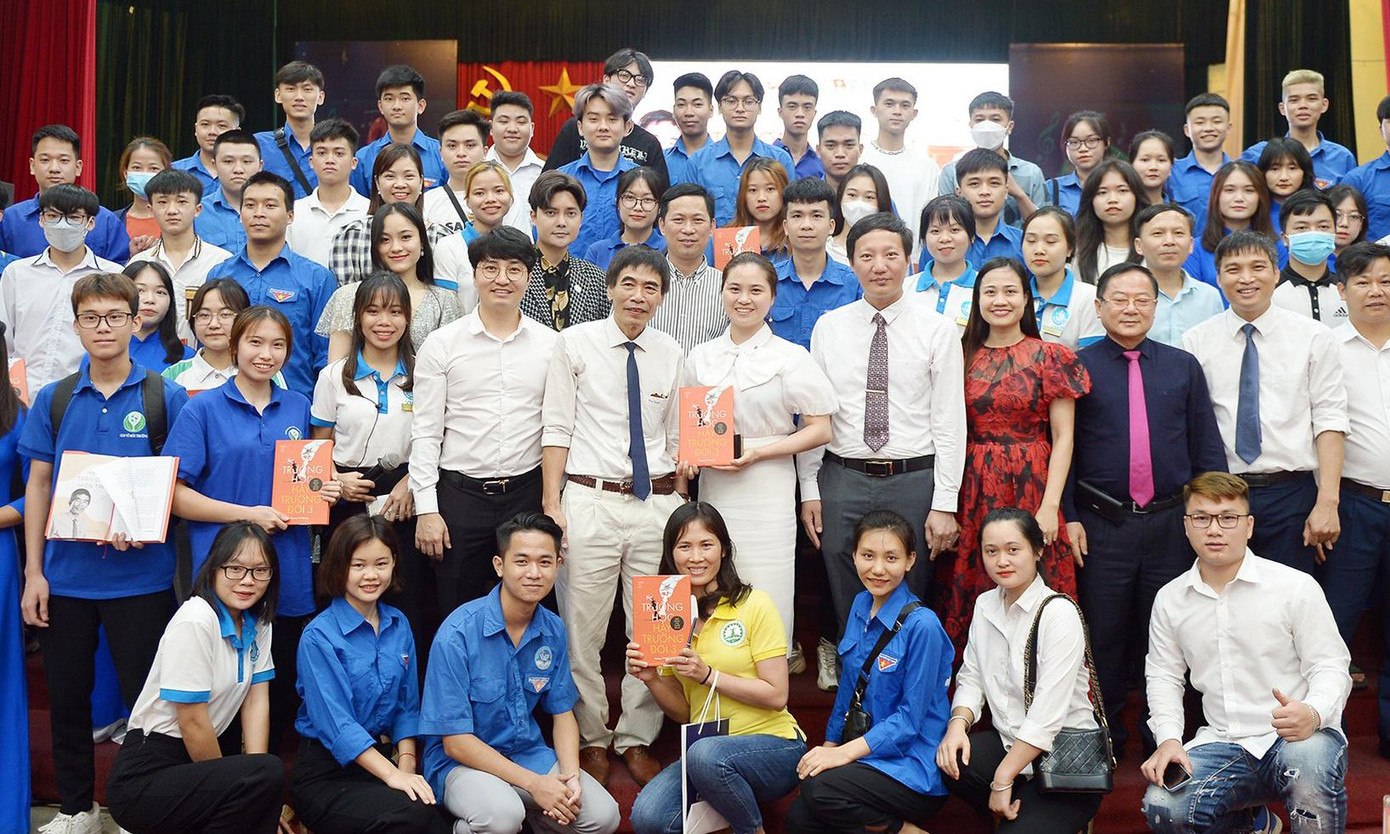 Các bạn sinh viên và Ban Tổ chức, tác giả cuốn sách chụp ảnh lưu niệm. Ảnh: Dương Triều Các bạn sinh viên và Ban Tổ chức, tác giả cuốn sách chụp ảnh lưu niệm. Ảnh: Dương Triều