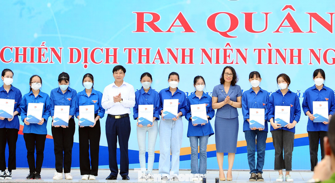 Bà Hà Thị Trang và ông Nguyễn Anh Chức trao quà cho 21 học sinh có hoàn cảnh khó khăn Bà Hà Thị Trang và ông Nguyễn Anh Chức trao quà cho 21 học sinh có hoàn cảnh khó khăn