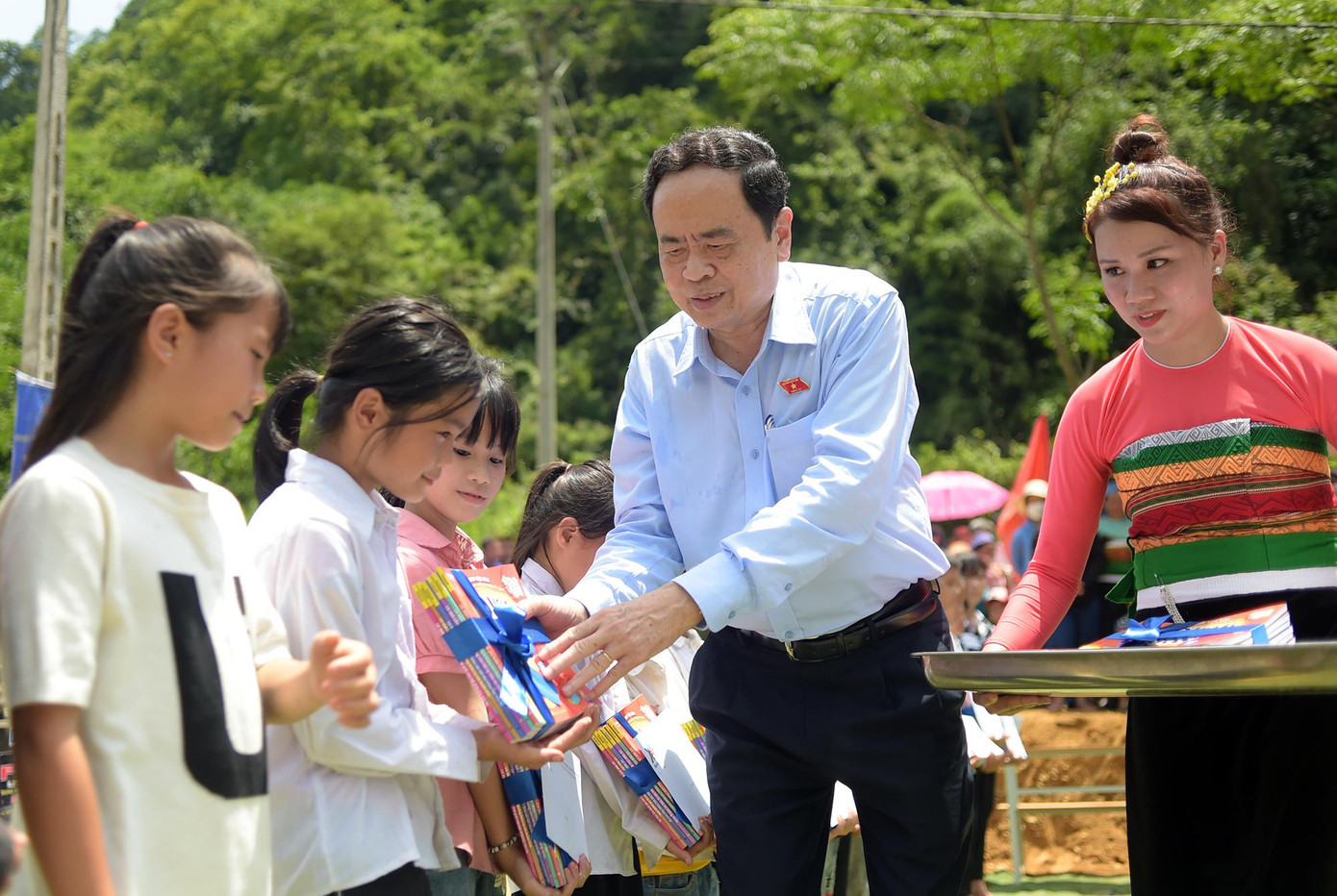 Ông Trần Thanh Mẫn tặng học bổng cho các học sinh dân tộc thiểu số có hoàn cảnh khó khăn