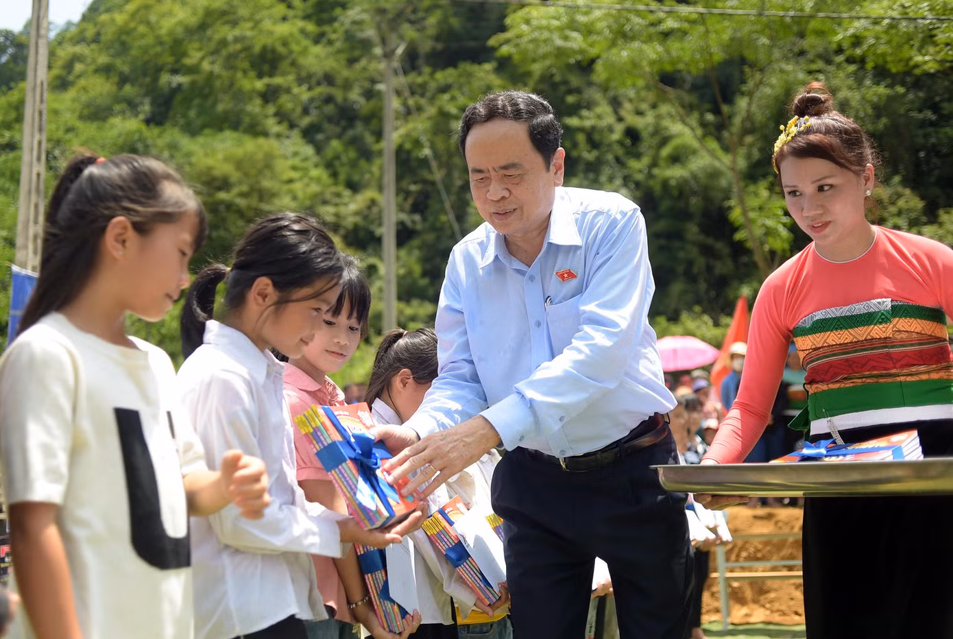 Ông Trần Thanh Mẫn tặng học bổng cho các học sinh dân tộc thiểu số có hoàn cảnh khó khăn Ông Trần Thanh Mẫn tặng học bổng cho các học sinh dân tộc thiểu số có hoàn cảnh khó khăn