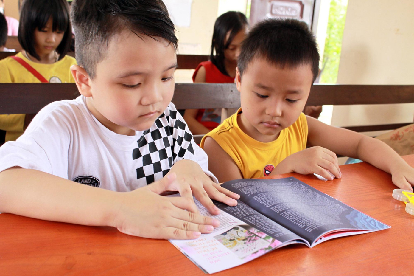 Nhiều món quà ý nghĩa được trao tặng các em nhỏ Nhiều món quà ý nghĩa được trao tặng các em nhỏ