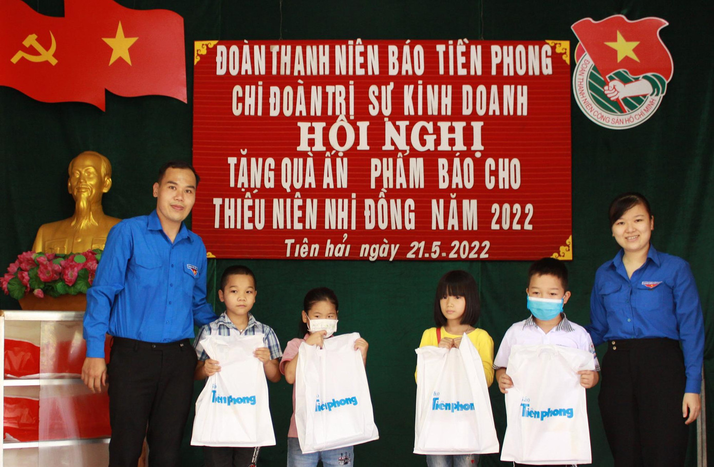 Anh Phạm Thành Tiến, Bí thư Chi Đoàn Trị sự - Kinh doanh-Phát hành tặng quà các em nhỏ trong chương trình. Ảnh: T.T Anh Phạm Thành Tiến, Bí thư Chi Đoàn Trị sự - Kinh doanh-Phát hành tặng quà các em nhỏ trong chương trình. Ảnh: T.T