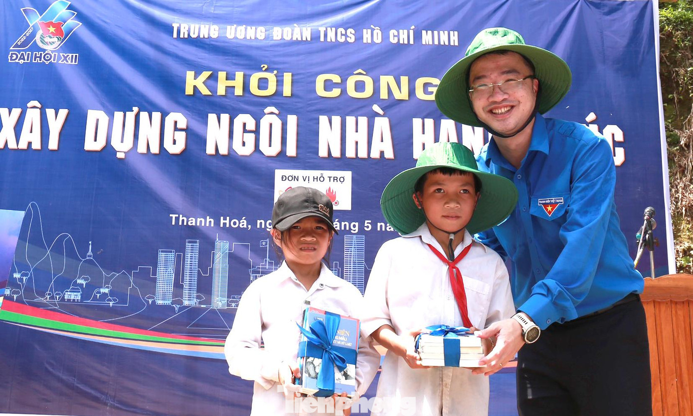 Anh Nguyễn Tường Lâm tặng quà hai em Thủy và Thuận. Ảnh: Vương Bảo Anh Anh Nguyễn Tường Lâm tặng quà hai em Thủy và Thuận. Ảnh: Vương Bảo Anh