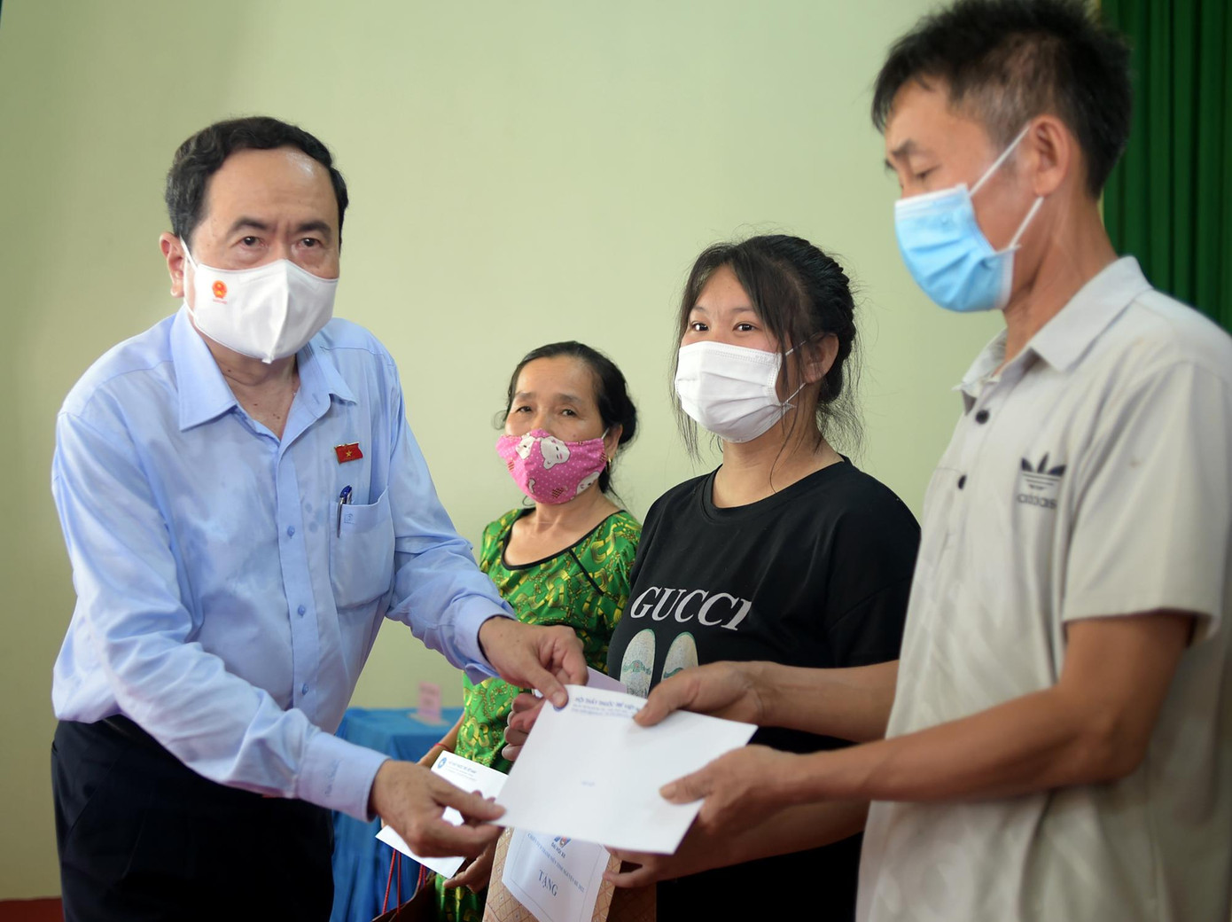 Ông Trần Thanh Mẫn tặng quà các hộ gia đình dân tộc thiểu số có hoàn cảnh khó khăn.