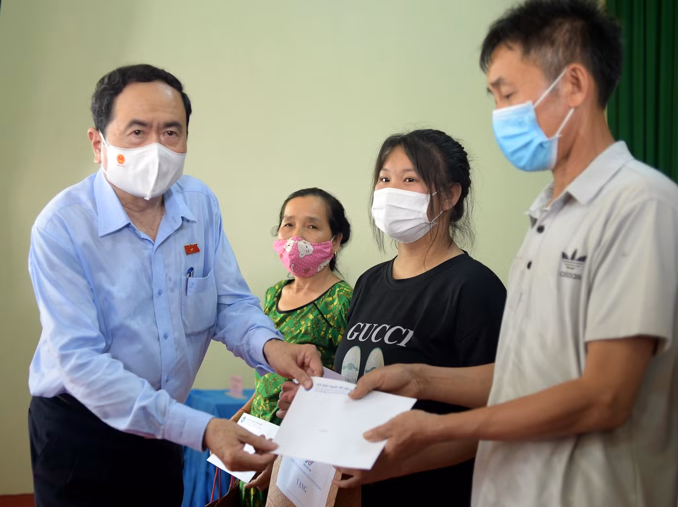 Ông Trần Thanh Mẫn tặng quà các hộ gia đình dân tộc thiểu số có hoàn cảnh khó khăn. Ông Trần Thanh Mẫn tặng quà các hộ gia đình dân tộc thiểu số có hoàn cảnh khó khăn.