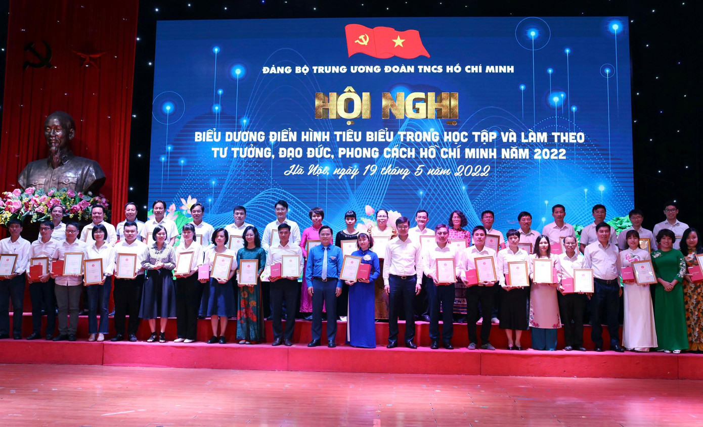 Các đại biểu và các gương điển hình được tuyên dương tại hội nghị chụp ảnh lưu niệm. Ảnh: Như Ý Các đại biểu và các gương điển hình được tuyên dương tại hội nghị chụp ảnh lưu niệm. Ảnh: Như Ý