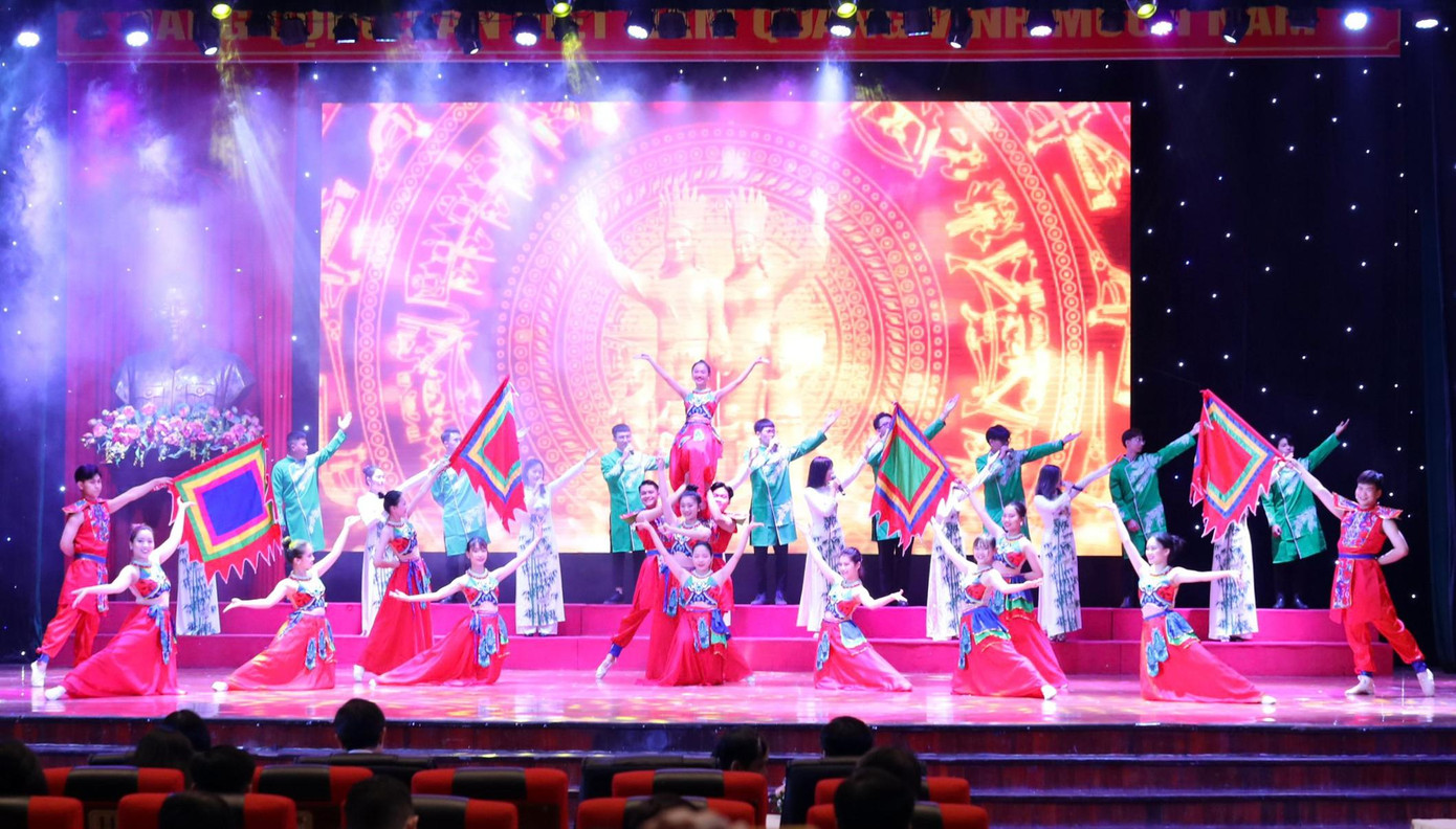 Tiết mục văn nghệ mở đầu hội nghị. Ảnh: Như Ý Tiết mục văn nghệ mở đầu hội nghị. Ảnh: Như Ý