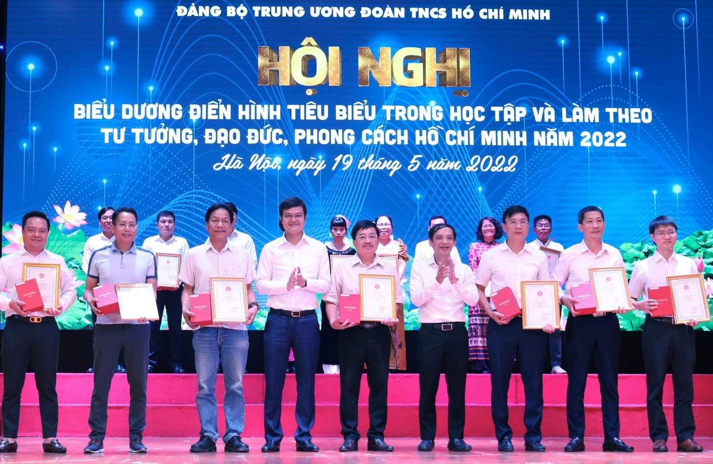 Anh Bùi Quang Huy - Ủy viên dự khuyết T.Ư Đảng, Bí thư thường trực T.Ư Đoàn, Phó Bí thư Đảng ủy T.Ư Đoàn và anh Nguyễn Thanh Tùng - Phó Bí thư Thường trực Đảng ủy T.Ư Đoàn trao khen thưởng cho các gương điển hình là lãnh đạo, cán bộ Báo Tiền Phong. Ảnh: Như Ý Anh Bùi Quang Huy - Ủy viên dự khuyết T.Ư Đảng, Bí thư thường trực T.Ư Đoàn, Phó Bí thư Đảng ủy T.Ư Đoàn và anh Nguyễn Thanh Tùng - Phó Bí thư Thường trực Đảng ủy T.Ư Đoàn trao khen thưởng cho các gương điển hình là lãnh đạo, cán bộ Báo Tiền Phong. Ảnh: Như Ý