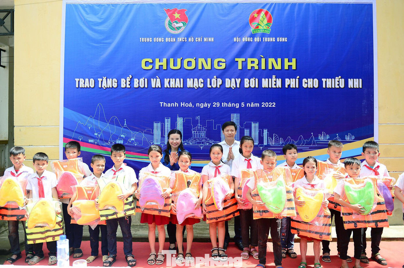 Chị Nguyễn Phạm Duy Trang tặng quà tới các học sinh. Ảnh: Dương Triều Chị Nguyễn Phạm Duy Trang tặng quà tới các học sinh. Ảnh: Dương Triều