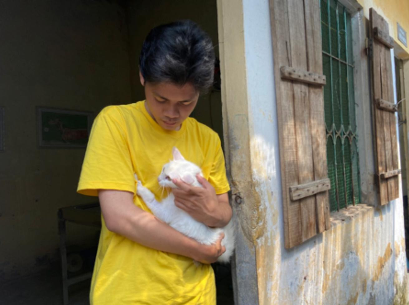 Nguyễn Quang Tuấn - Đội trưởng đội cứu hộ và bé mèo trắng đặc biệt được trạm cứu hộ lúc đêm khuya. Ảnh: Mai Hương Nguyễn Quang Tuấn - Đội trưởng đội cứu hộ và bé mèo trắng đặc biệt được trạm cứu hộ lúc đêm khuya. Ảnh: Mai Hương