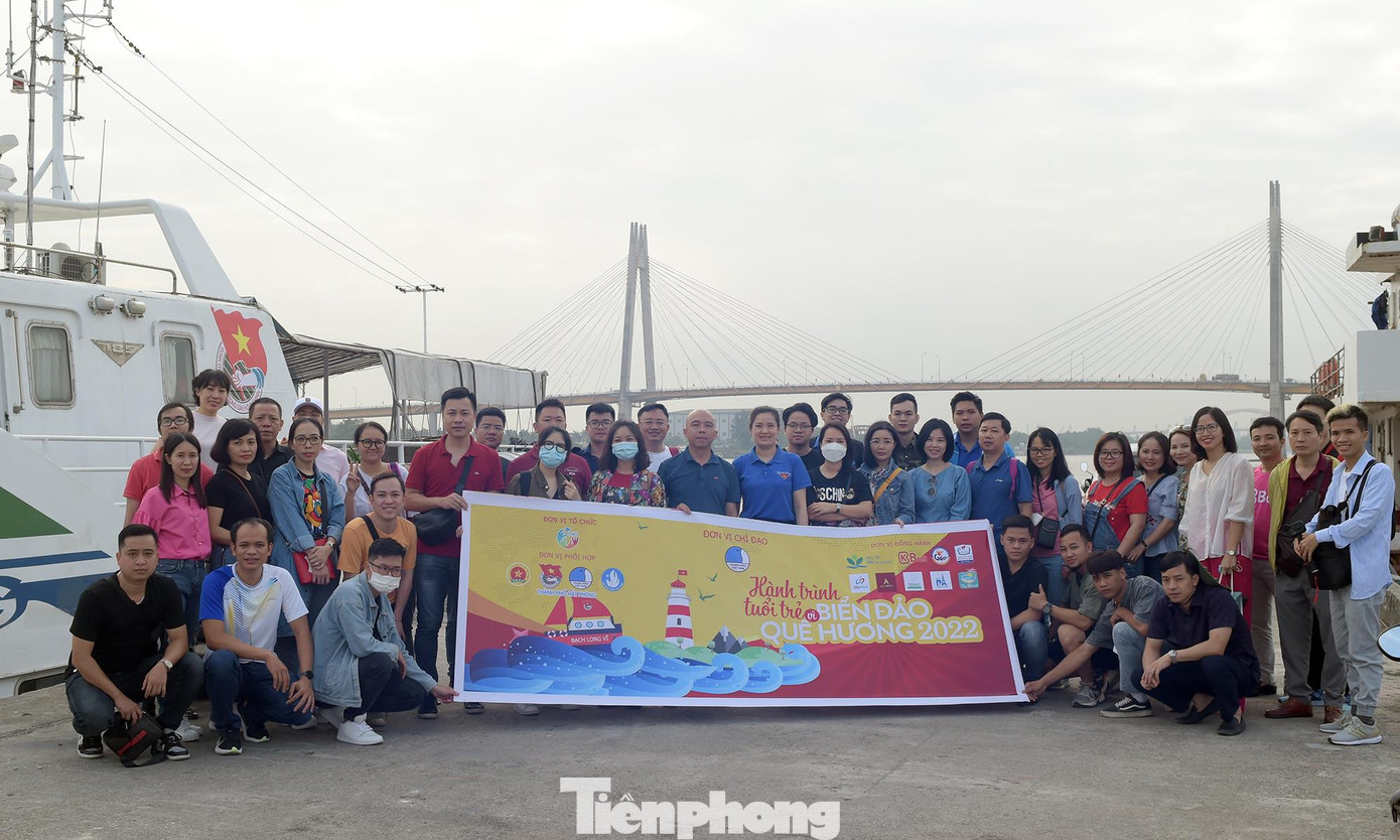 Hành trình ra đảo Bạch Long Vĩ trên con tàu Bạch Long của Tổng đội TNXP Hải Phòng. Ảnh: Xuân Tùng Hành trình ra đảo Bạch Long Vĩ trên con tàu Bạch Long của Tổng đội TNXP Hải Phòng. Ảnh: Xuân Tùng