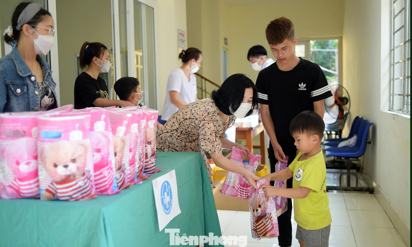 Nhiều phần quà ý nghĩa được trao tặng tới các em nhỏ trong chương trình thăm, khám và tư vấn sức khỏe. Ảnh: Xuân Tùng Nhiều phần quà ý nghĩa được trao tặng tới các em nhỏ trong chương trình thăm, khám và tư vấn sức khỏe. Ảnh: Xuân Tùng