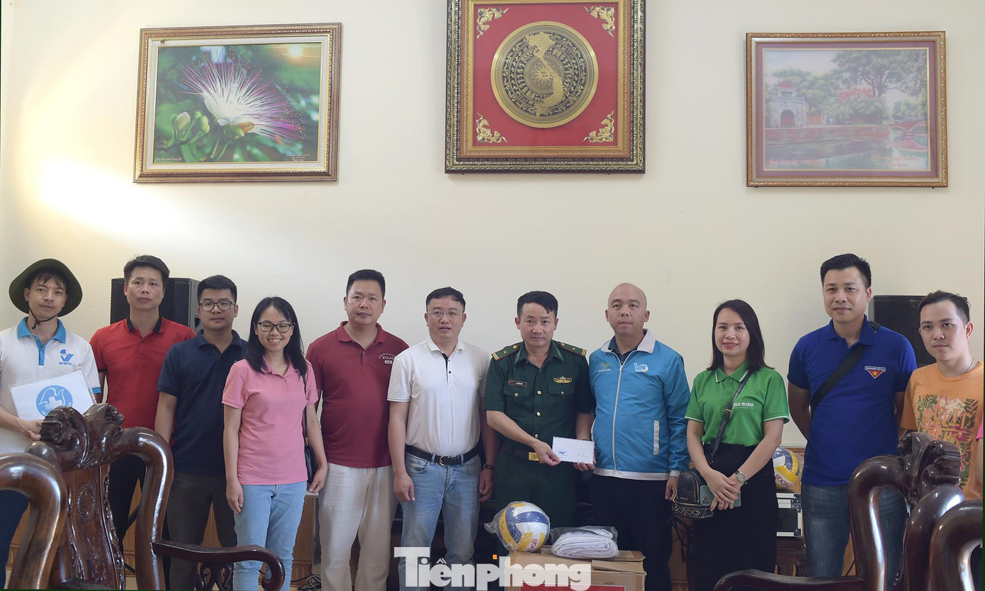 Đoàn hành trình thăm, tặng quà Đồn biên phòng Bạch Long Vĩ. Ảnh: Xuân Tùng Đoàn hành trình thăm, tặng quà Đồn biên phòng Bạch Long Vĩ. Ảnh: Xuân Tùng