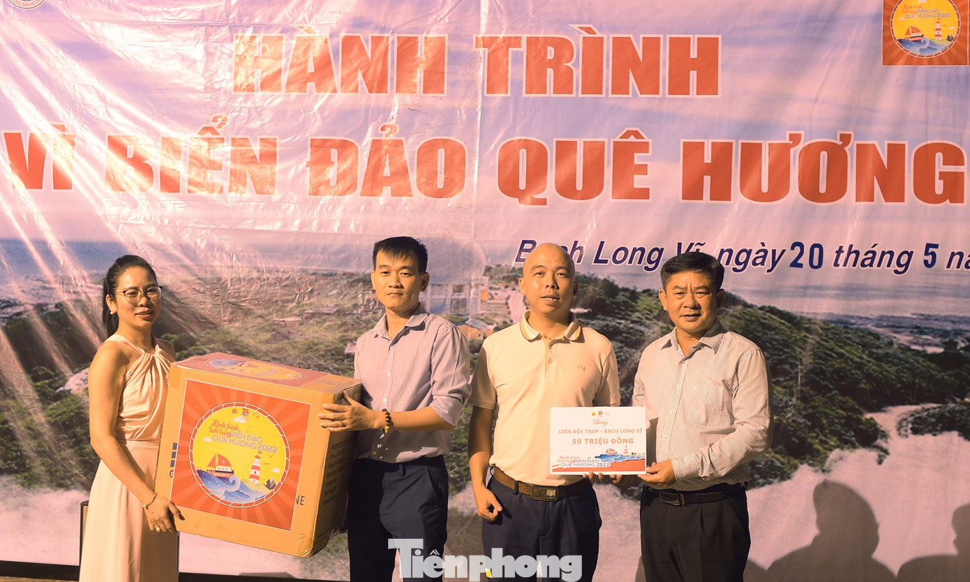 Anh Trần Linh Sơn (thứ hai từ bên phải sang) trưởng đoàn hành trình tặng quà Liên đội TNXP đảo Bạch Long Vĩ. Ảnh: Xuân Tùng Anh Trần Linh Sơn (thứ hai từ bên phải sang) trưởng đoàn hành trình tặng quà Liên đội TNXP đảo Bạch Long Vĩ. Ảnh: Xuân Tùng