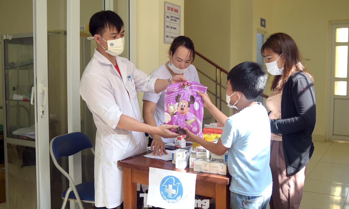 Anh Lê Xuân Tùng phát thuốc cho người dân, trẻ em trong chương trình. Ảnh: Xuân Tùng Anh Lê Xuân Tùng phát thuốc cho người dân, trẻ em trong chương trình. Ảnh: Xuân Tùng
