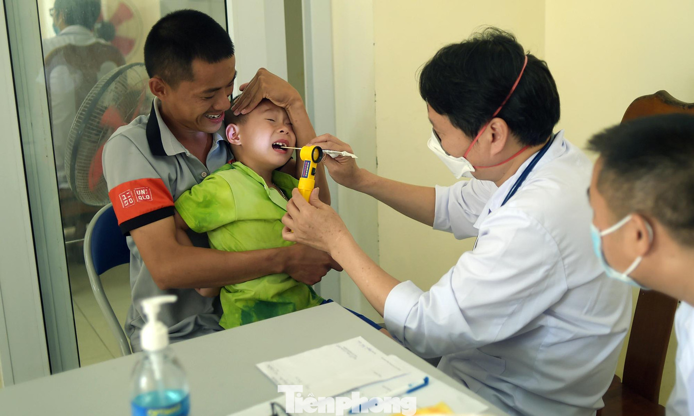 Các thầy thuốc trẻ trong hành trình thăm, khám bệnh cho người dân và trẻ em huyện đảo Bạch Long Vĩ. Ảnh: Xuân Tùng Các thầy thuốc trẻ trong hành trình thăm, khám bệnh cho người dân và trẻ em huyện đảo Bạch Long Vĩ. Ảnh: Xuân Tùng