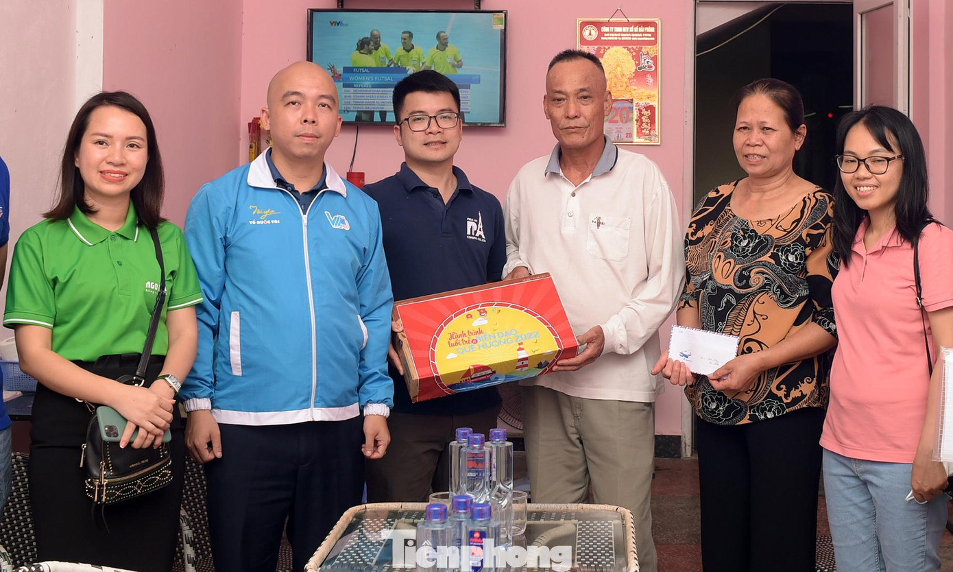 Đoàn đã thăm, tặng quà gia đình chính sách trên đảo. Ảnh: Xuân Tùng Đoàn đã thăm, tặng quà gia đình chính sách trên đảo. Ảnh: Xuân Tùng