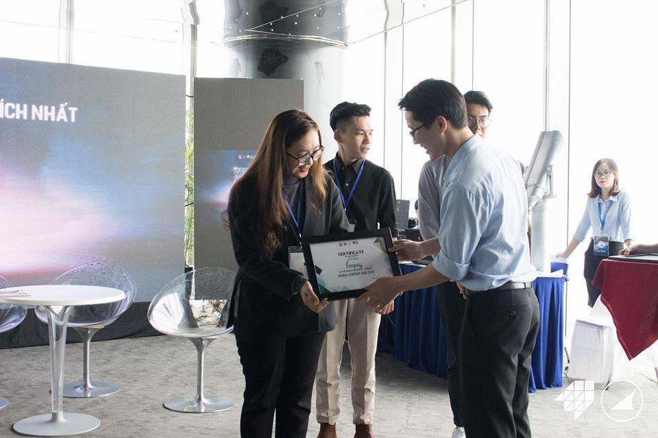 Thu Hằng đại diện dự án nhận giải tại Kawai Startup Fair 2019. Ảnh: NVCC