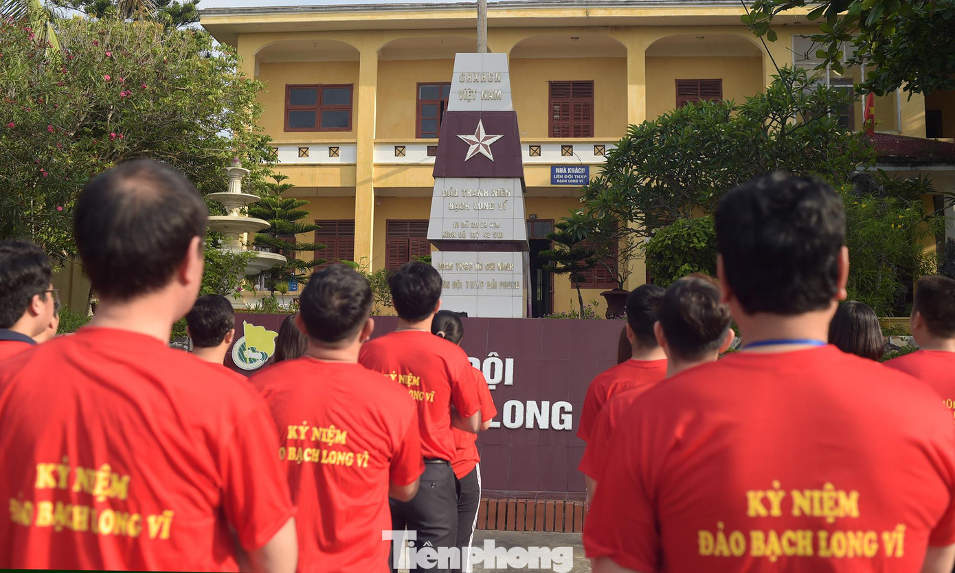Các thành viên trong đoàn tham gia lễ chào cờ trên đảo Bạch Long Vĩ Các thành viên trong đoàn tham gia lễ chào cờ trên đảo Bạch Long Vĩ