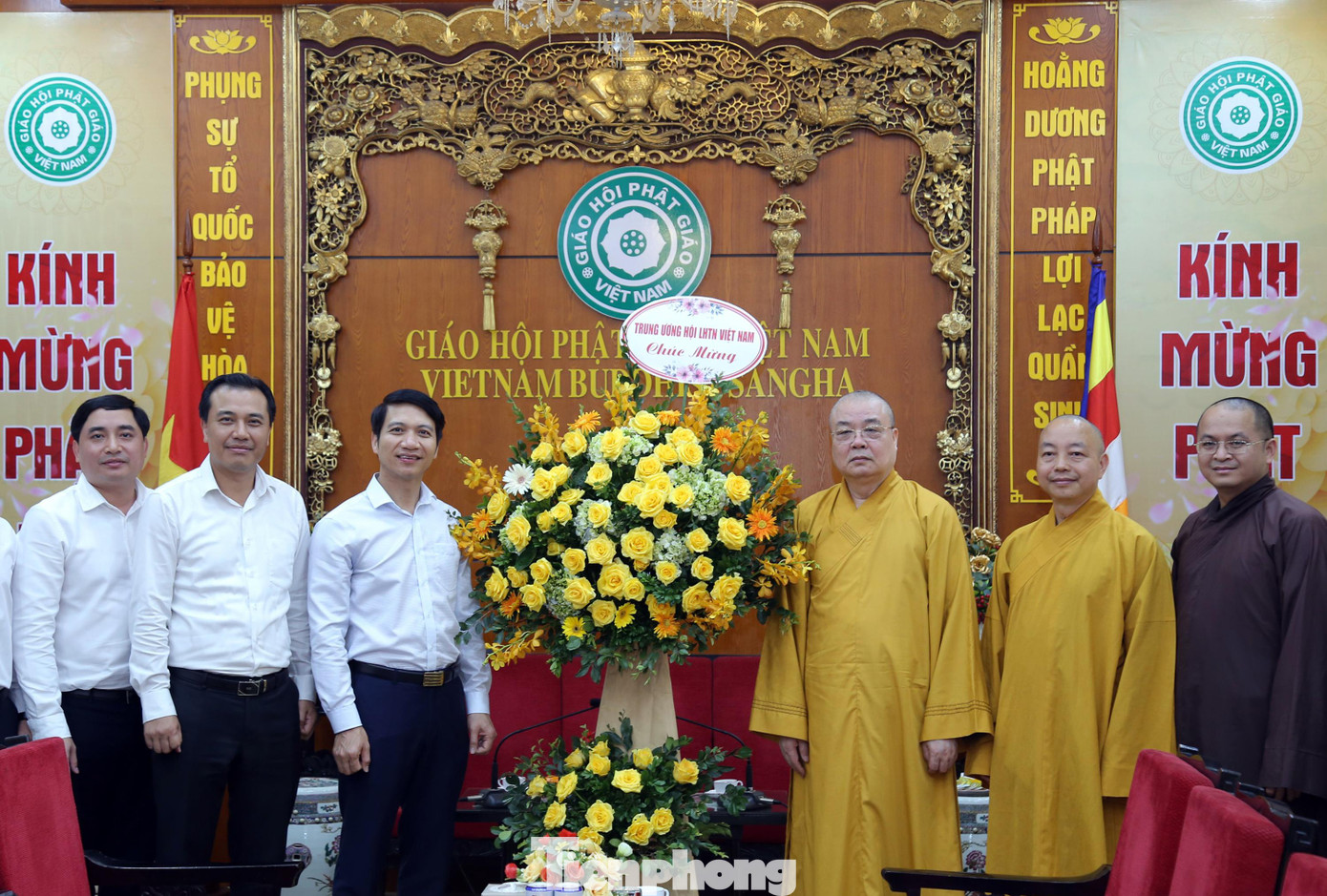 Bí thư T.Ư Đoàn, Chủ tịch Hội LHTN Việt Nam Nguyễn Ngọc Lương tặng lẵng hoa chúc mừng T.Ư Giáo hội Phật giáo Việt Nam. Ảnh: Lâm Đăng Hải Bí thư T.Ư Đoàn, Chủ tịch Hội LHTN Việt Nam Nguyễn Ngọc Lương tặng lẵng hoa chúc mừng T.Ư Giáo hội Phật giáo Việt Nam. Ảnh: Lâm Đăng Hải