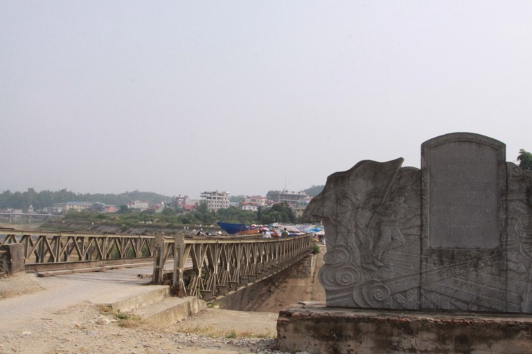 Cây cầu độc đạo dẫn vào Sở chỉ huy quân đội Pháp