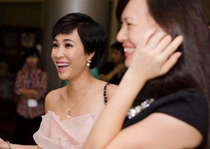 Quán quân Vietnam Idol 2010 thoải mái nói chuyện cùng bạn bè, đồng nghiệp