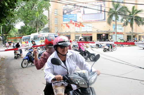 Mặc dù nhân viên môi trường đã dùng dây ngăn đường để cắt thân cây gãy, nhưng vẫn có một số người và phương tiện cố tình vượt qua