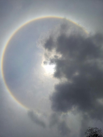 Ngày 29/4, nhiều người ở Bình Dương tiếp tục thấy quầng mặt trời. Ảnh: nguyenthiroi