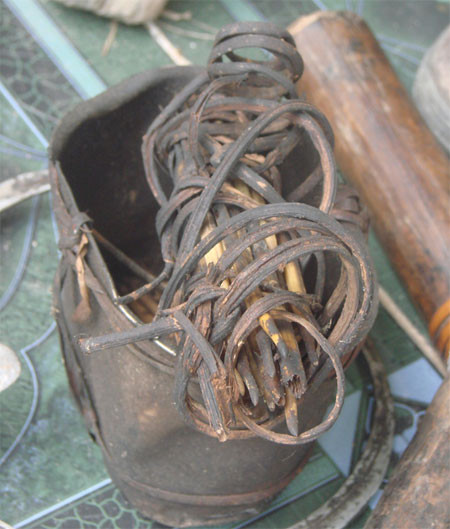 Dao tự chế từ mảnh vỡ của bom, đạn 