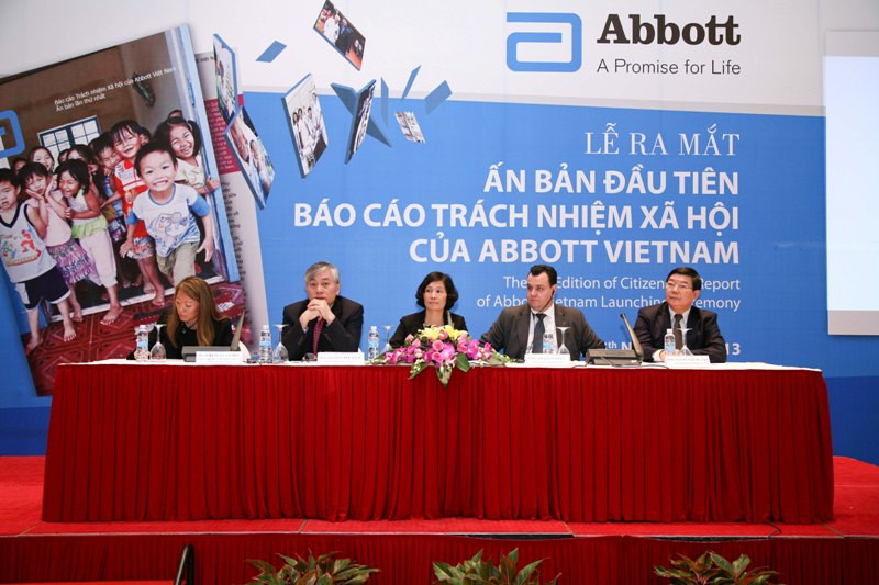 Đại diện của Abbott Việt Nam và các đối tác trả lời báo chí (từ trái qua phải: Bà Suki McClatchey, Quản lý cấp cao về Trách nhiệm xã hội và chính sách toàn cầu của Abbott; GS. TS. Nguyễn Đức Hinh Hiệu trưởng Đại Học Y Hà Nội; PGS. Bác sỹ Trần Thị Hương–Trưởng phòng Dinh dưỡng Lâm sàng-Viện Dinh dưỡng Quốc gia Ông Jullian Caillet, Tổng giám đốc, Abbott Vietnam; GS, TS. Nguyễn Quốc Anh, Giám đốc Bệnh viện Bạch Mai. Đại diện của Abbott Việt Nam và các đối tác trả lời báo chí (từ trái qua phải: Bà Suki McClatchey, Quản lý cấp cao về Trách nhiệm xã hội và chính sách toàn cầu của Abbott; GS. TS. Nguyễn Đức Hinh Hiệu trưởng Đại Học Y Hà Nội; PGS. Bác sỹ Trần Thị Hương–Trưởng phòng Dinh dưỡng Lâm sàng-Viện Dinh dưỡng Quốc gia Ông Jullian Caillet, Tổng giám đốc, Abbott Vietnam; GS, TS. Nguyễn Quốc Anh, Giám đốc Bệnh viện Bạch Mai